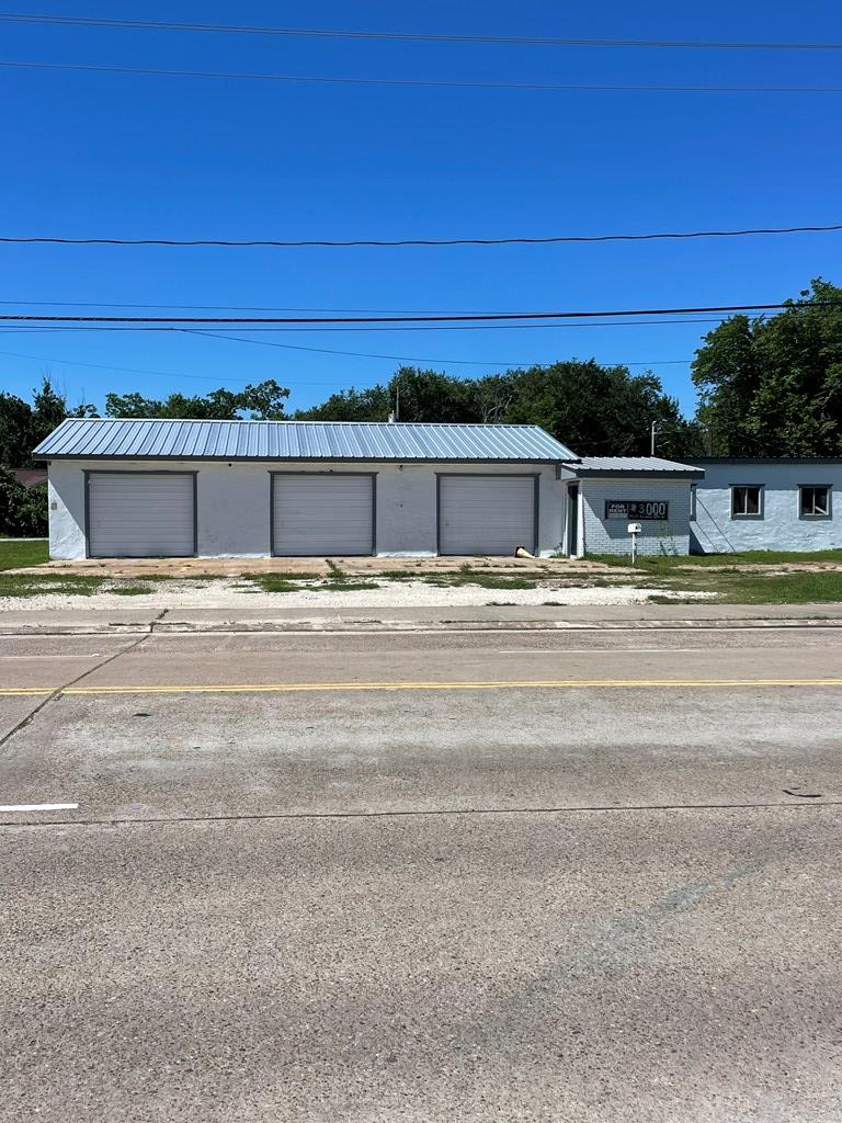 801 W Plantation Dr, Clute, TX 77531