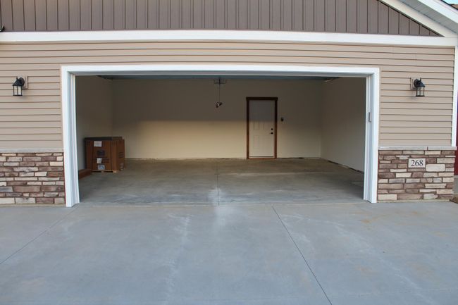 Large finished garage | Image 44