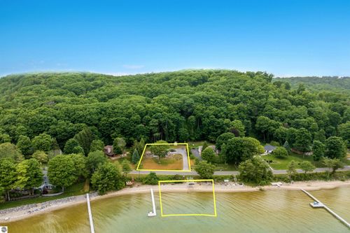 11207 Bluff Rd, Traverse City, MI, 49686-8177 | Card Image