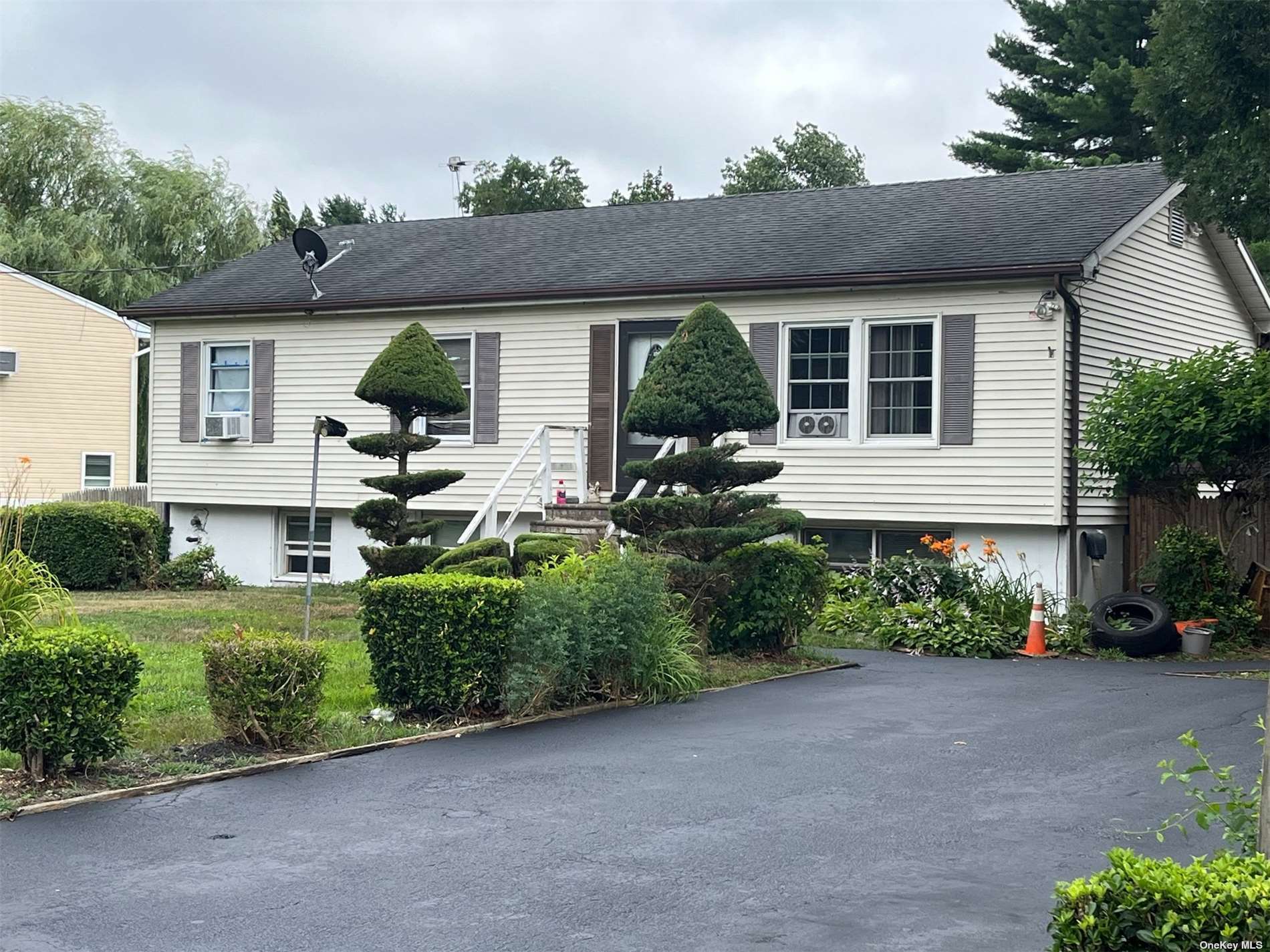 Ridgewood Ave, Brentwood, NY 11717