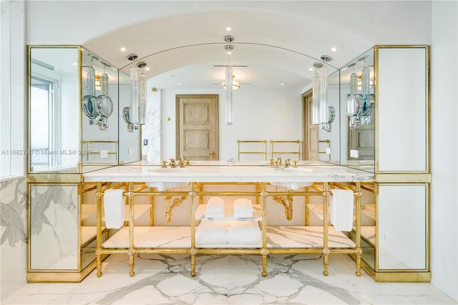 APT-55F - 1425 Brickell Ave, Condo with 3 bedrooms, 5 bathrooms and null parking in Miami FL | Image 16