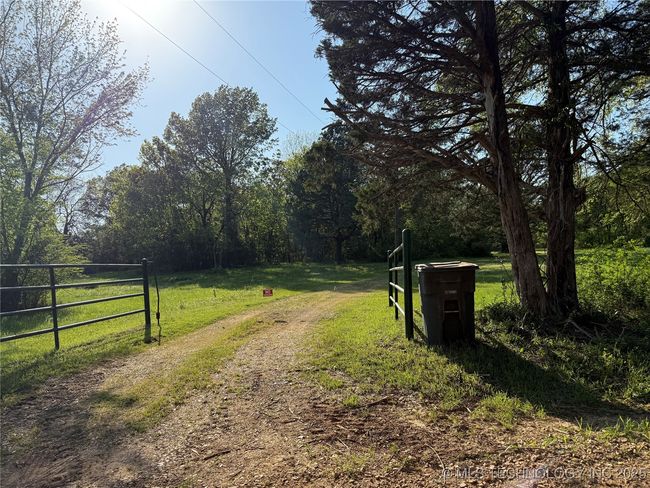 Driveway Entry | Image 34