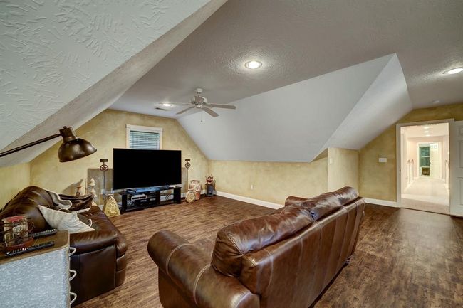 Huge gamroom upstairs with private bath | Image 13