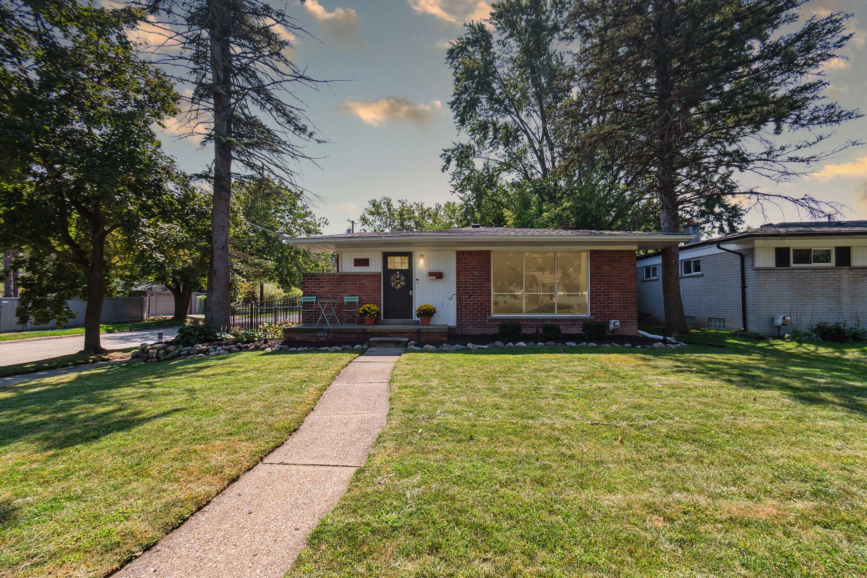 Woodlawn Ave, Royal Oak, MI 48073