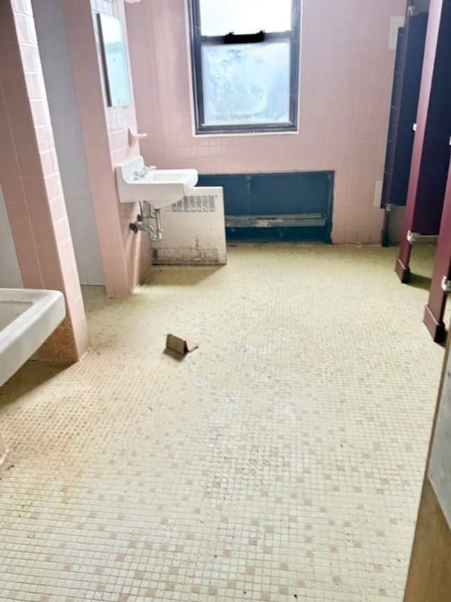 911 W Main Rd, Home with 0 bedrooms, 0 bathrooms and null parking in Middletown RI | Image 9