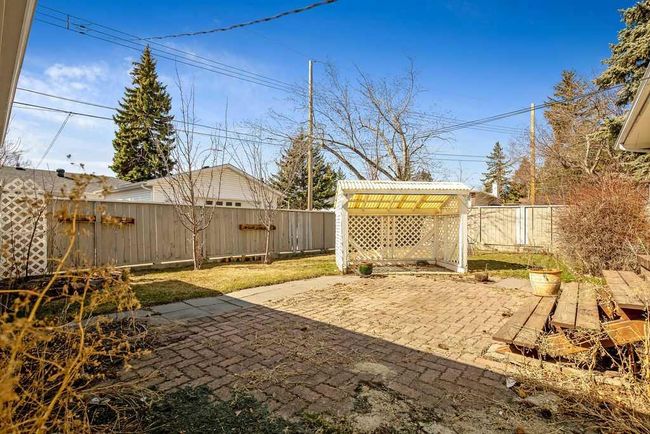 4115 Grosvenor Place Sw, Home with 3 bedrooms, 1 bathrooms and 3 parking in Calgary AB | Image 20