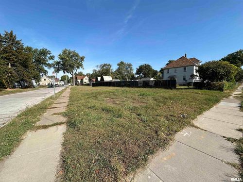 2736 Rockingham Rd, Davenport, IA, 52802-2852 | Card Image