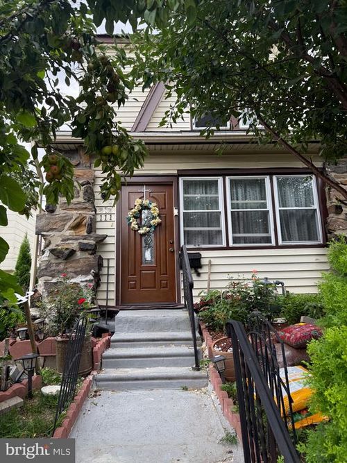111 Oakley Rd, Upper Darby, PA, 19082-1410 | Card Image