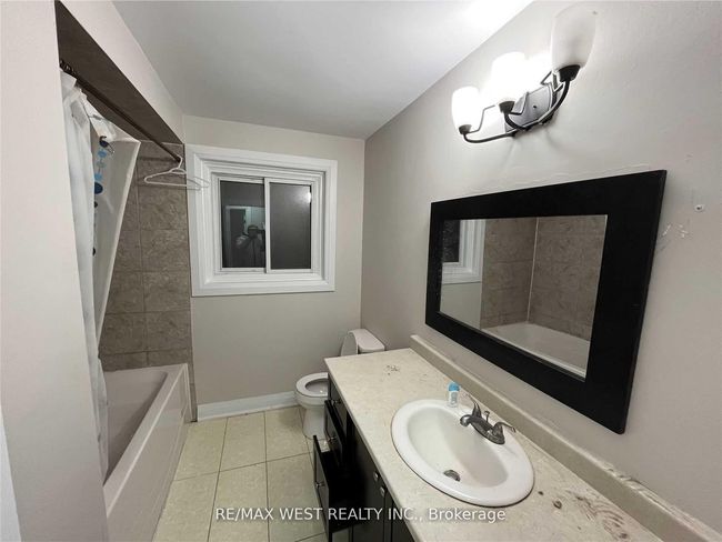 UPPER - 322 Hansen Rd N, House attached with 4 bedrooms, 2 bathrooms and 2 parking in Brampton ON | Image 4