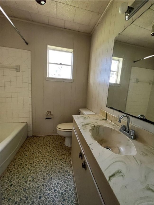 203 Dugger St, House other with 4 bedrooms, 3 bathrooms and null parking in Edna TX | Image 14