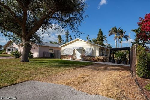 811 94th Ave N, Naples, FL, 34108-2450 | Card Image