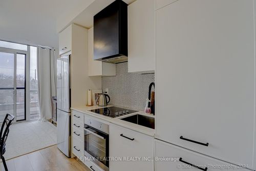 402-899 Queen St E, Toronto, ON, M4M0C8 | Card Image