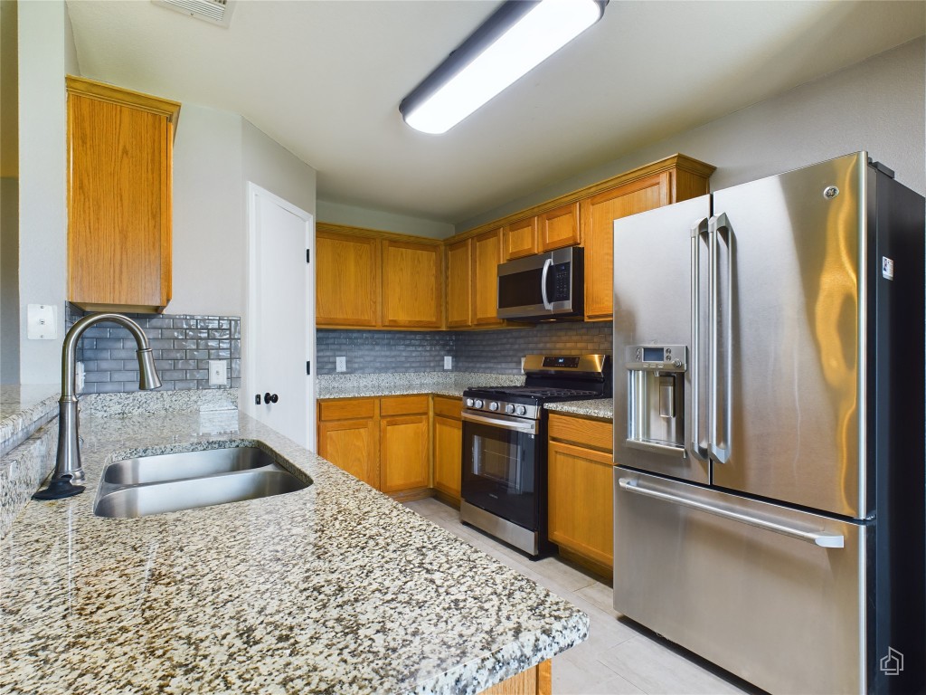 Lakemont Dr, Hutto, TX 78634