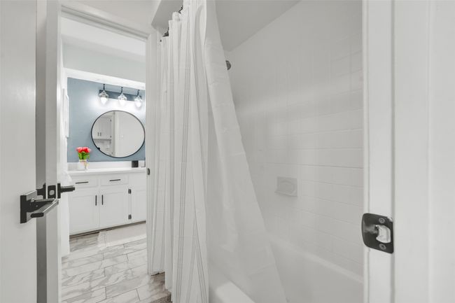 bathroom with Jack and Jill | Image 31