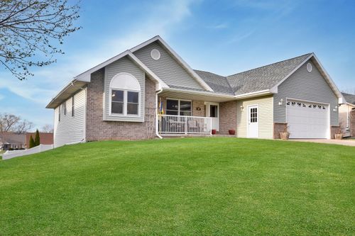 1108 Fieldstone Dr, Hartford, WI, 53027-2926 | Card Image