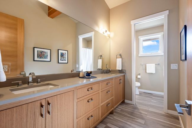 Dual sinks and plenty of space | Image 27
