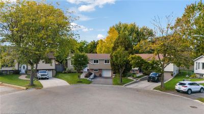 2376 Cayuga Crt, House other with 3 bedrooms, 2 bathrooms and 5 parking in Burlington ON | Image 3