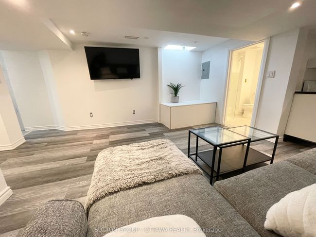 323 Montfort St, Home with 2 bedrooms, 3 bathrooms and 3 parking in Vanier ON | Image 32
