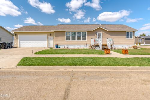 111 18th Ave Se, Mandan, ND, 58554-4462 | Card Image