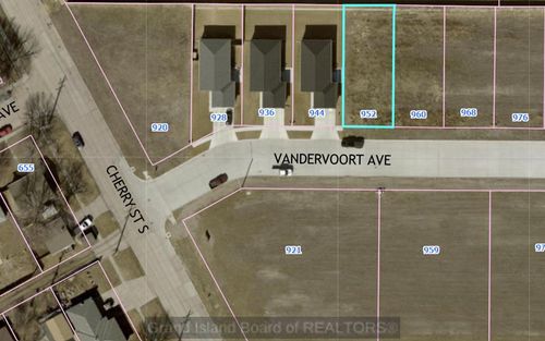 952 Vandervoot Ave, Grand Island, NE, 68801-7121 | Card Image