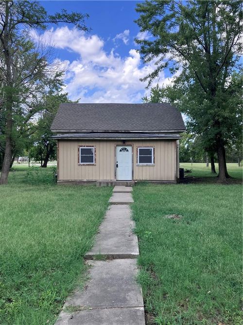 108 W Kansas Ave, Blue Mound, KS, 66010-9465 | Card Image