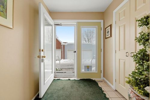 17-325 E Crescent Ln, Detroit, MI, 48207-5002 | Card Image