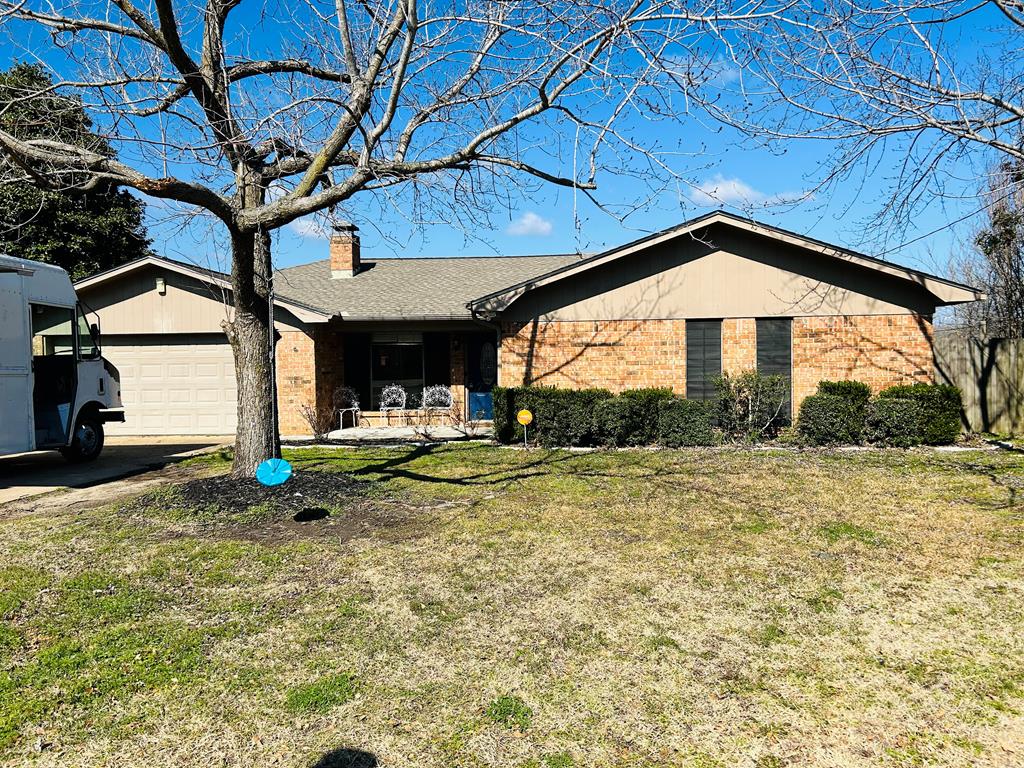 Devonshire Ln, Palestine, TX 75803