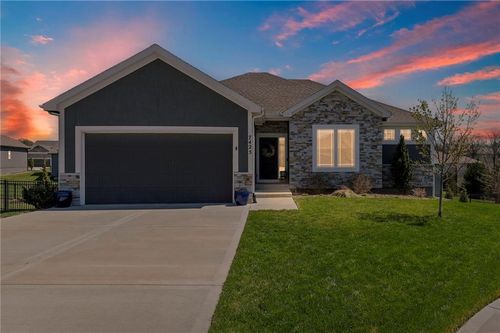 7425 Douglas Ct, Parkville, MO, 64152-5228 | Card Image