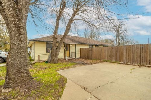 402 W Converse St, Weimar, TX, 78962-1510 | Card Image