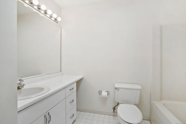 Upper level hallway bath with tub/shower | Image 22