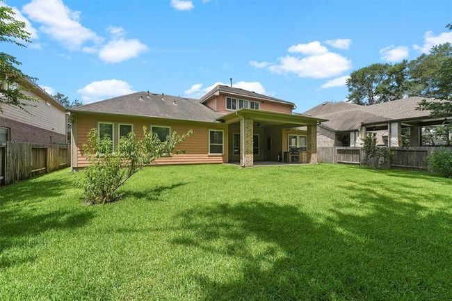 This backyard is a real gem—a spacious, fully fenced yard with lush grass that’s perfect for kids or pups to run around. The covered patio keeps things shaded for summer cookouts, and you’ve got plenty of room to add a garden, fire pit, or even a playset. It’s a private, low-maintenance oasis right at home. | Image 31