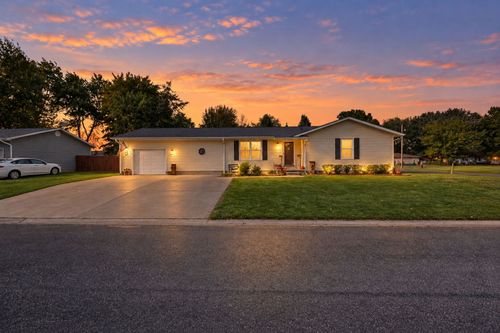 102 Lamar Dr, Salem, IL, 62881-3929 | Card Image