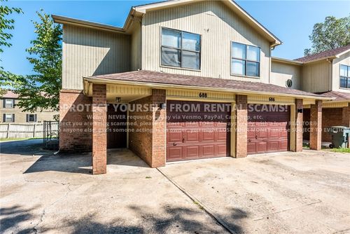 686 W Martha Dr, Fayetteville, AR, 72703-2565 | Card Image