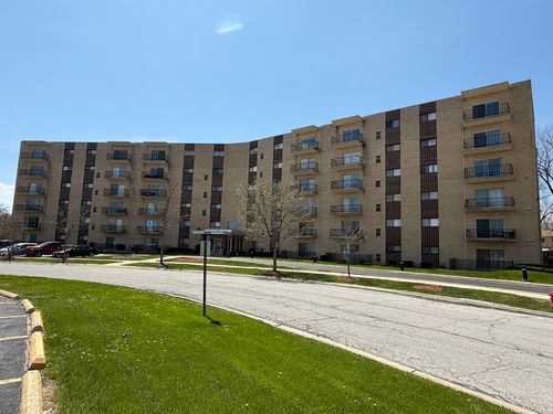 apt-409-18400 Cherry Creek Dr, Homewood, IL, 60430-2935 | Card Image