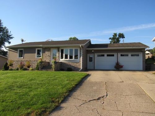 1007 Maquoketa St, Anamosa, IA, 52205-1559 | Card Image
