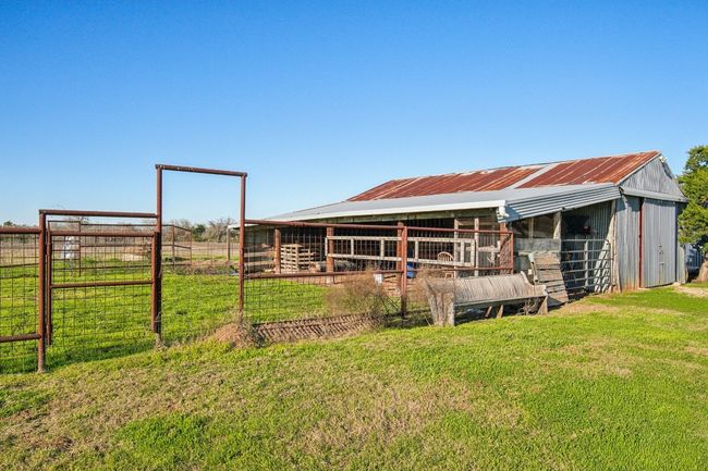 Large barn for livestock. Several fenced areas of varying sizes - corral, holding pen, etc. | Image 36