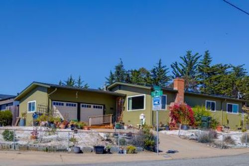 1855 Andrew Ct, Seaside, CA, 93955-4102 | Card Image