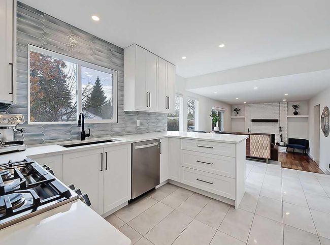127 Silver Ridge Close Nw, Home with 4 bedrooms, 3 bathrooms and 4 parking in Calgary AB | Image 10