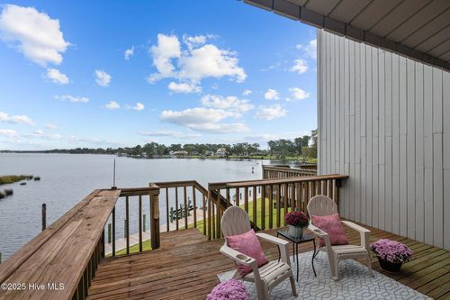 24 Batts Hill Rd, New Bern, NC, 28562-7365 | Card Image