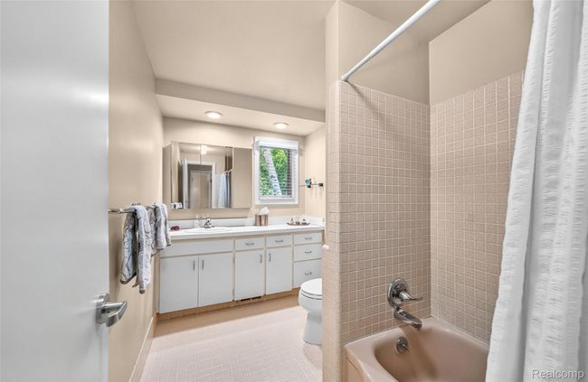Upper Level Full Bath | Image 34