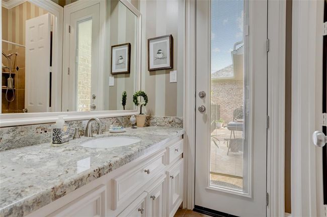Guest bathroom/pool bathroom | Image 15