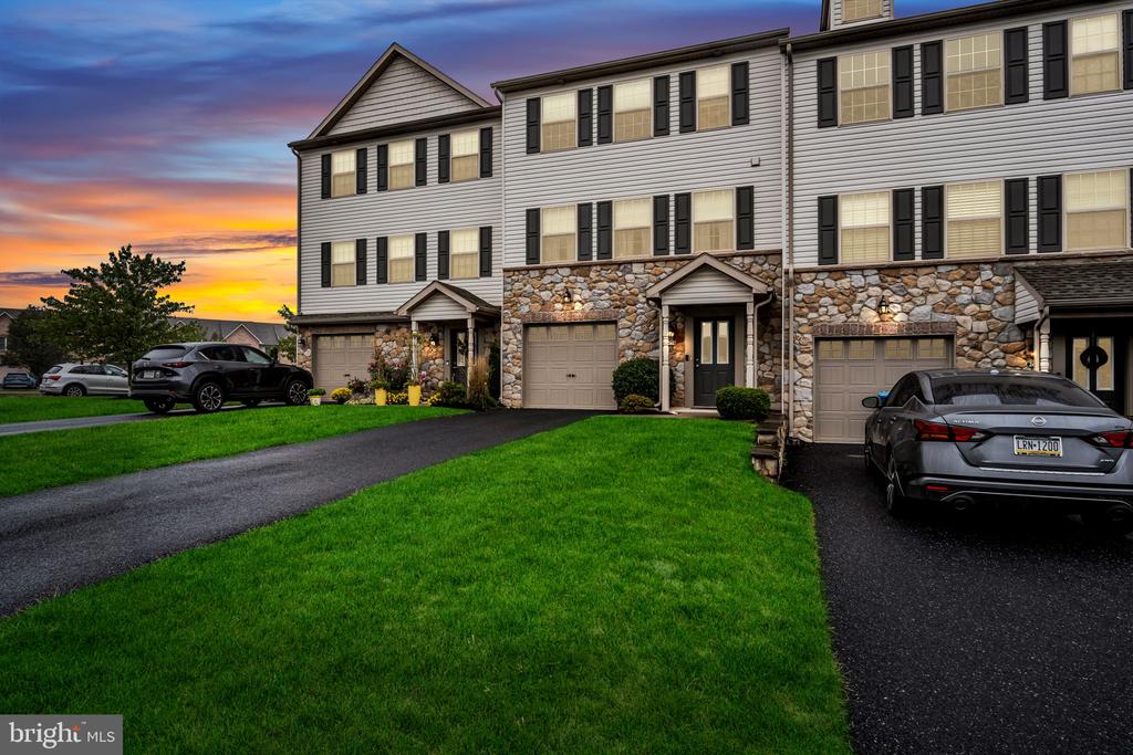 Melbourne Ln, Mechanicsburg, PA 17055
