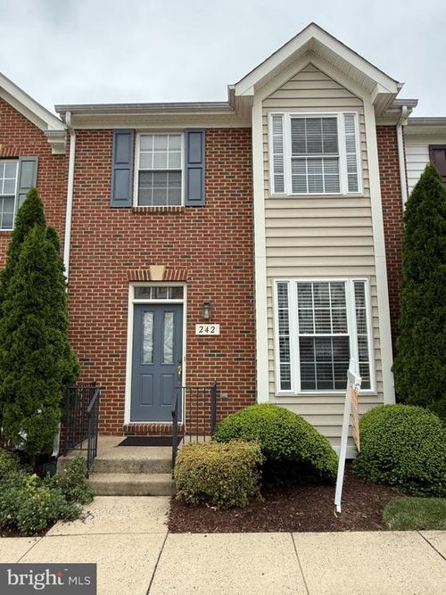 242 Kirby St, Manassas Park, VA, 20111-3400 | Card Image