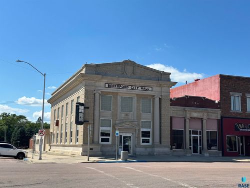 101 N 3rd St, Beresford, SD, 57004-1741 | Card Image