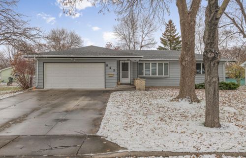 845 Maple Street Ne, Hutchinson, MN, 55350 | Card Image