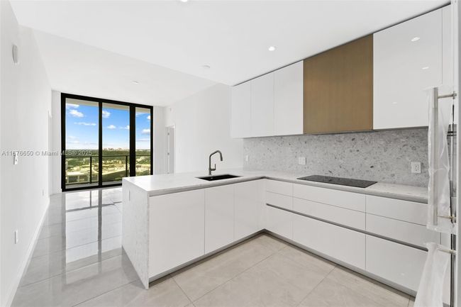 2005 - 2678 Tigertail Ave, Condo with 2 bedrooms, 2 bathrooms and null parking in Coconut Grove FL | Image 5