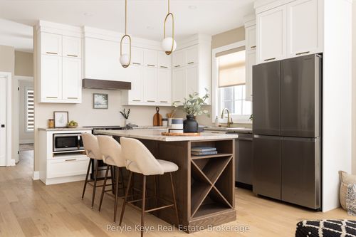 2 Leeds Crt, Bracebridge, ON, P1L0B7 | Card Image