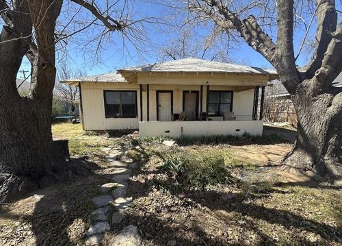 503 N Cedar St, Seymour, TX, 76380-1615 | Card Image