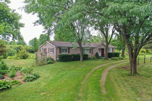 5077 W Mount Morris Rd, Mount Morris, MI, 48458-9434 | Card Image