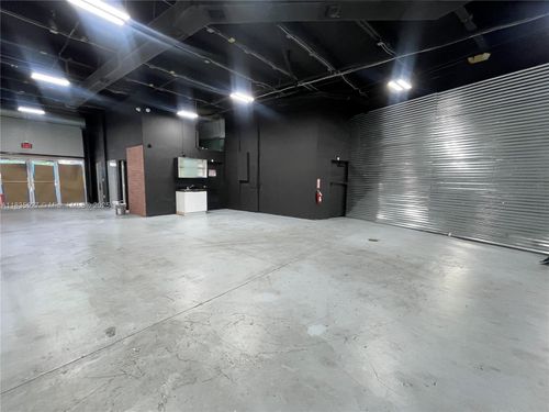 18315 W Dixie Hwy, NORTH MIAMI BEACH, FL, 33160-2071 | Card Image
